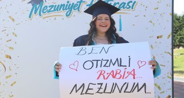 ’Otizm’ engel tanımadı, genç müzisyen üniversiteden mezun oldu