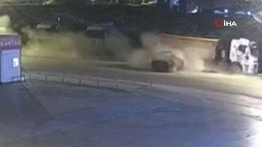 Otomobilin kamyona çarptığı feci kaza kamerada: 3 ölü, 1 yaralı