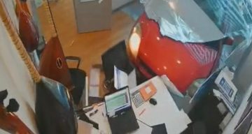Otomobilinin pedallarını karıştıran sürücü dükkana daldı, içerdeki çalışan ezilmekten son anda kurtuldu