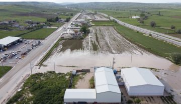Sağanak tarım arazilerini vurdu, yol sel sularıyla kapandı