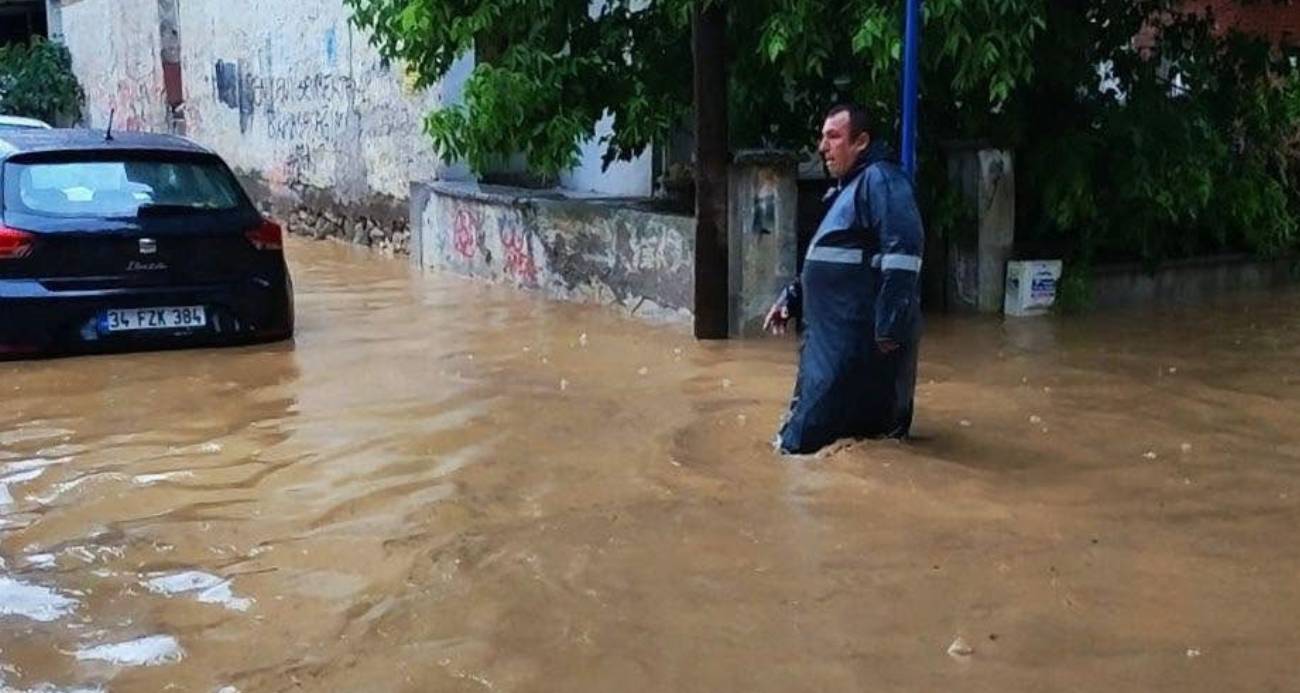 Salihli’yi sağanak vurdu, çok sayıda ev ve iş yeri su altında kaldı