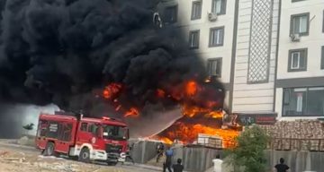 Şanlıurfa’da depoda çıkan yangın binayı sardı