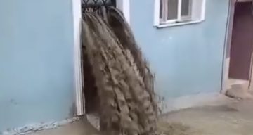 Sel suları evinin içinden geçti: Ölümden döndü