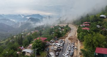 Şiddetli yağış heyelana yol açtı, motosiklet toprak altında kaldı