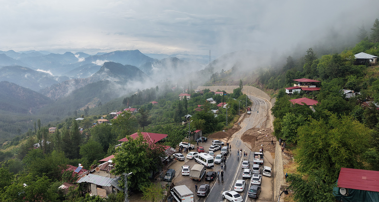 Şiddetli yağış heyelana yol açtı, motosiklet toprak altında kaldı
