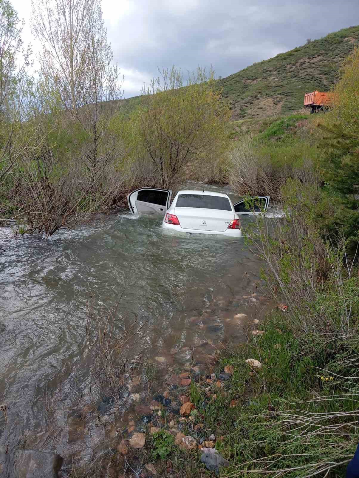 Sivas’ta kontrolden çıkan otomobil dere yatağına düştü: 3 yaralı