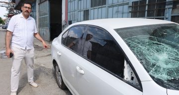 Sokağa park ettiği milyonluk otomobilini komşusu parçaladı