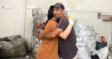 Sokaklarda kağıt toplayarak okuttuğu kızı, üniversiteyi birincilikle bitirdi