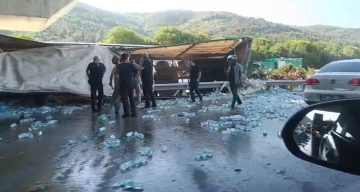 Su yüklü tır hızlı tren köprüsü ayağına çarptı : Sürücü hayatını kaybetti