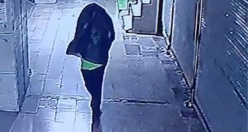 Tanınmamak için başına çöp poşeti geçirip yangın çıkaran şahıs kameralara yakalandı