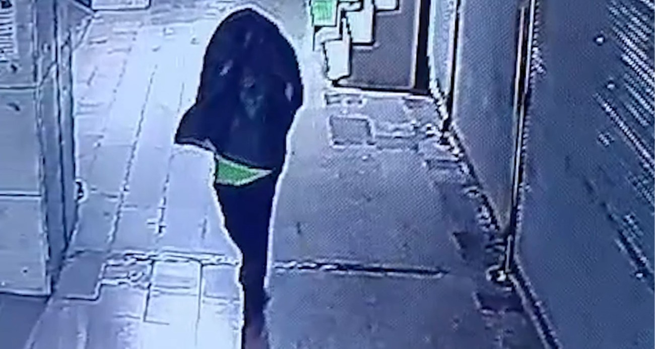 Tanınmamak için başına çöp poşeti geçirip yangın çıkaran şahıs kameralara yakalandı