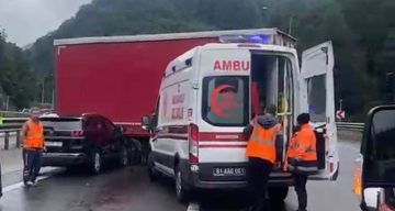 TEM Otoyolu’nda tırdan ayrılan dorseye otomobil çarptı: 2 yaralı