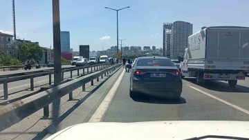 TEM’de para götüren motokurye düştü, yola saçılanları vatandaşlar topladı