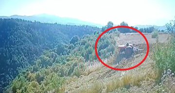 Traktör altında kalan çiftçinin hayatını kaybettiği kaza anı güvenlik kamerasında