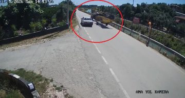 Traktörün altında kalmaktan saniyelerle kurtuldular, kazaya sebep olan sürücü kaçtı