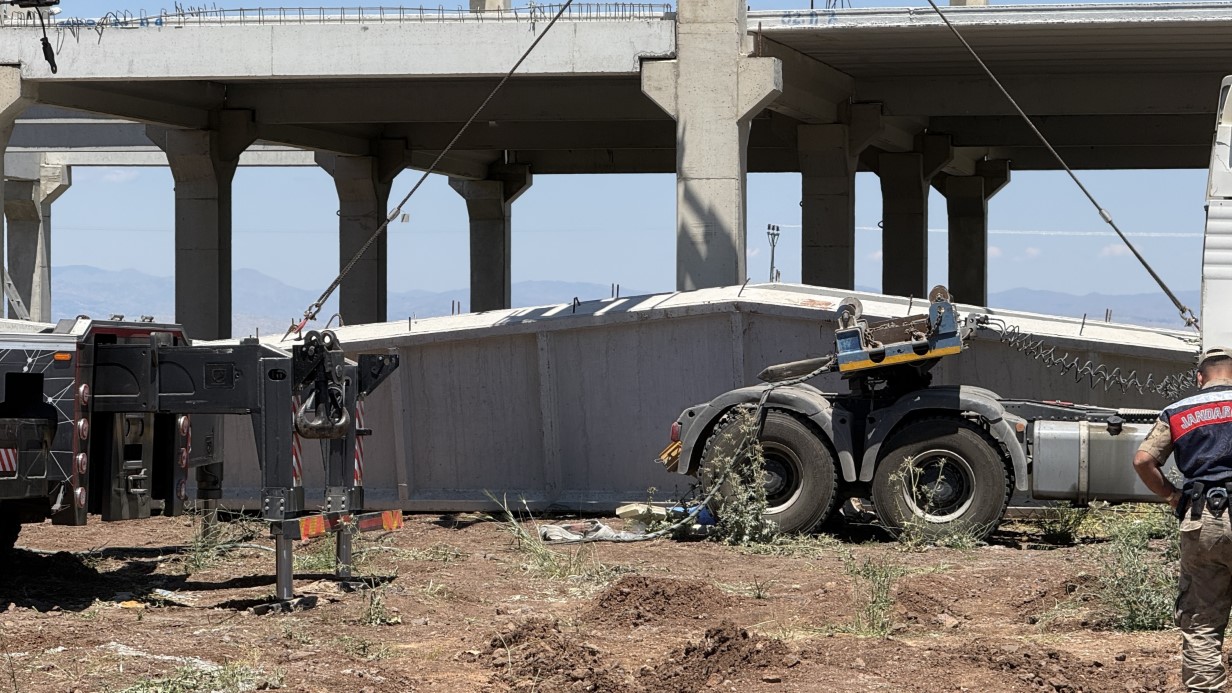 Yaklaşık 15 tonluk beton blok altında kaldılar: 1 ölü, 1 yaralı