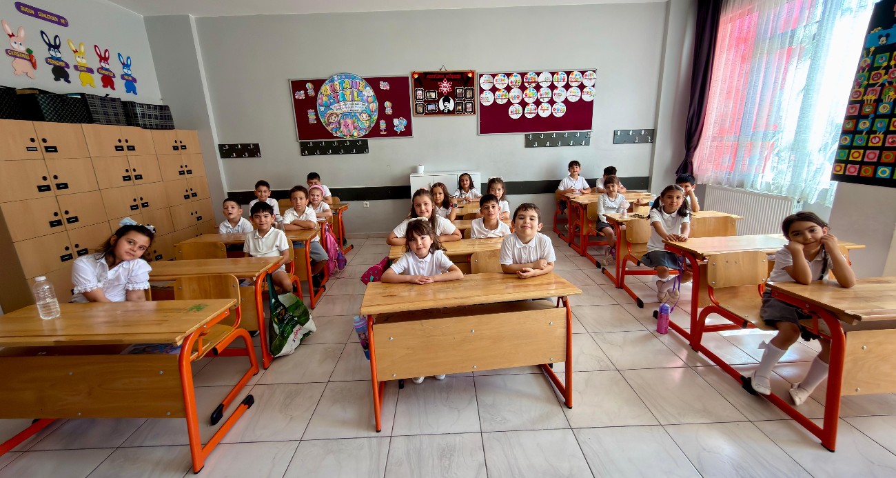 Yaklaşık 18 milyon öğrenci karnelerini alarak yaz tatiline girdi