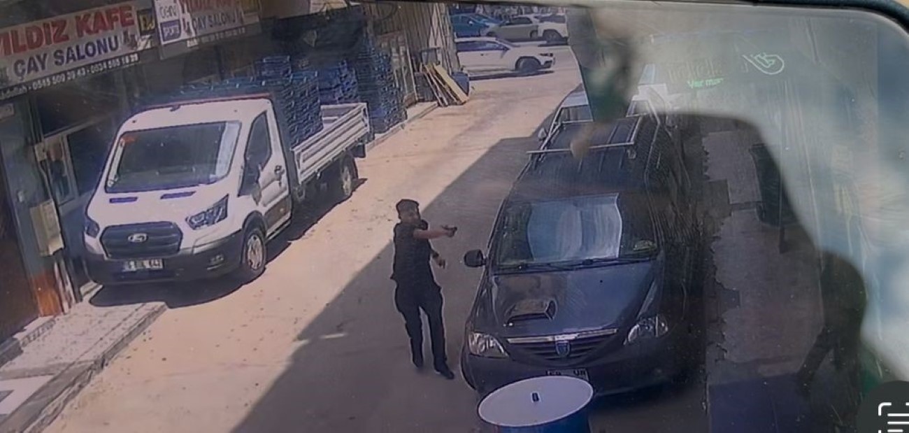 Yan bakma yüzünden silahla böyle vurdu…Olay anı güvenlik kamerasına yansıdı