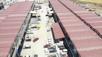 Yazın toz, kışın çamur çilesi esnafı bezdirdi: “Burayı belediyenin yapması gerekiyor”