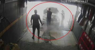 Yıkatmaya getirilen araçtan çıkan dumanları fark eden çalışanın hızlı müdahalesi aracı yanmaktan kurtardı