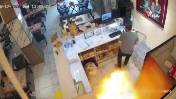 Yüksekova’da kafede mutfak tüpü patladı: Olay anı kamerada
