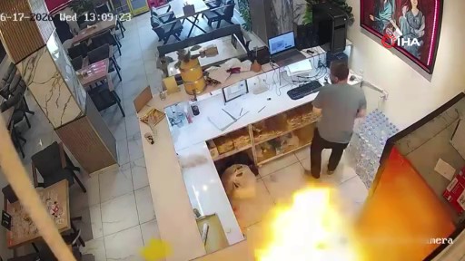 Yüksekova’da kafede mutfak tüpü patladı: Olay anı kamerada