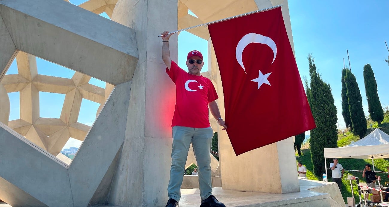 15 Temmuz’un 10’uncu yılında Şehitler Makamı’na ziyaretçi akını: “İslamda ölüm ve cuma dışında okunan sela birlik ve beraberlik çağrıdır”