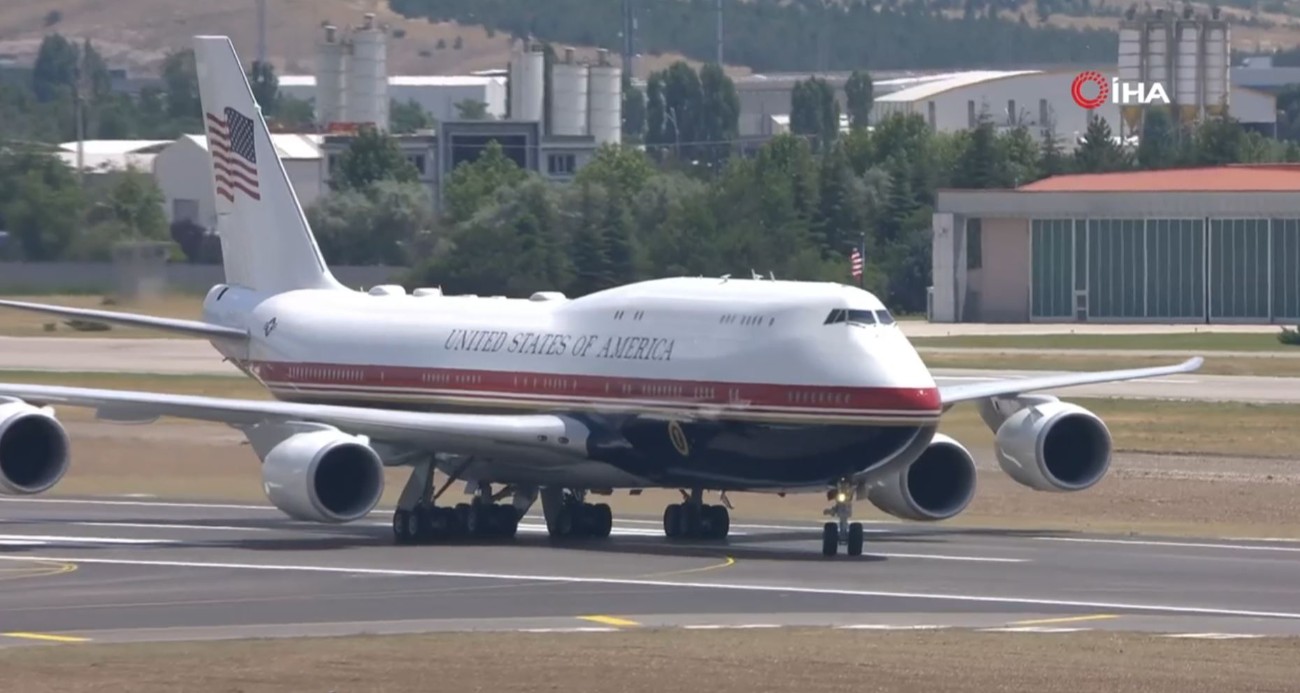 ABD Başkanı Donald Trump’ı taşıyan uçak Ankara’ya iniş yaptı