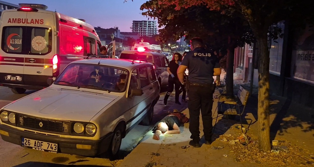 Alkol alıp bayılan şahıstan yardım etmeye çalışan ekiplere tepki: “Sen beni tanıyor musun?”