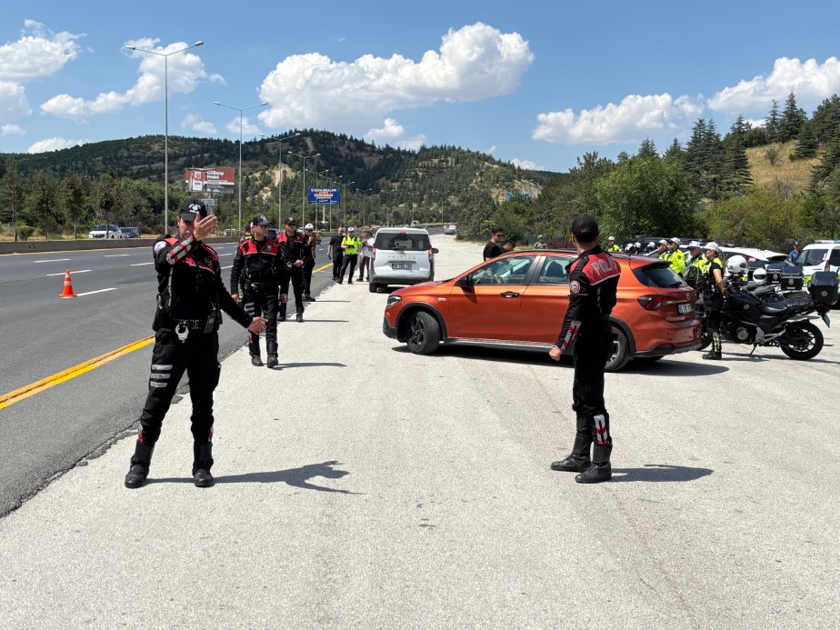 Ankara’da NATO Zirvesi öncesi atlı polisler devriye attı, trafik ve asayiş ekipleri yol kontrol uygulaması gerçekleştirdi