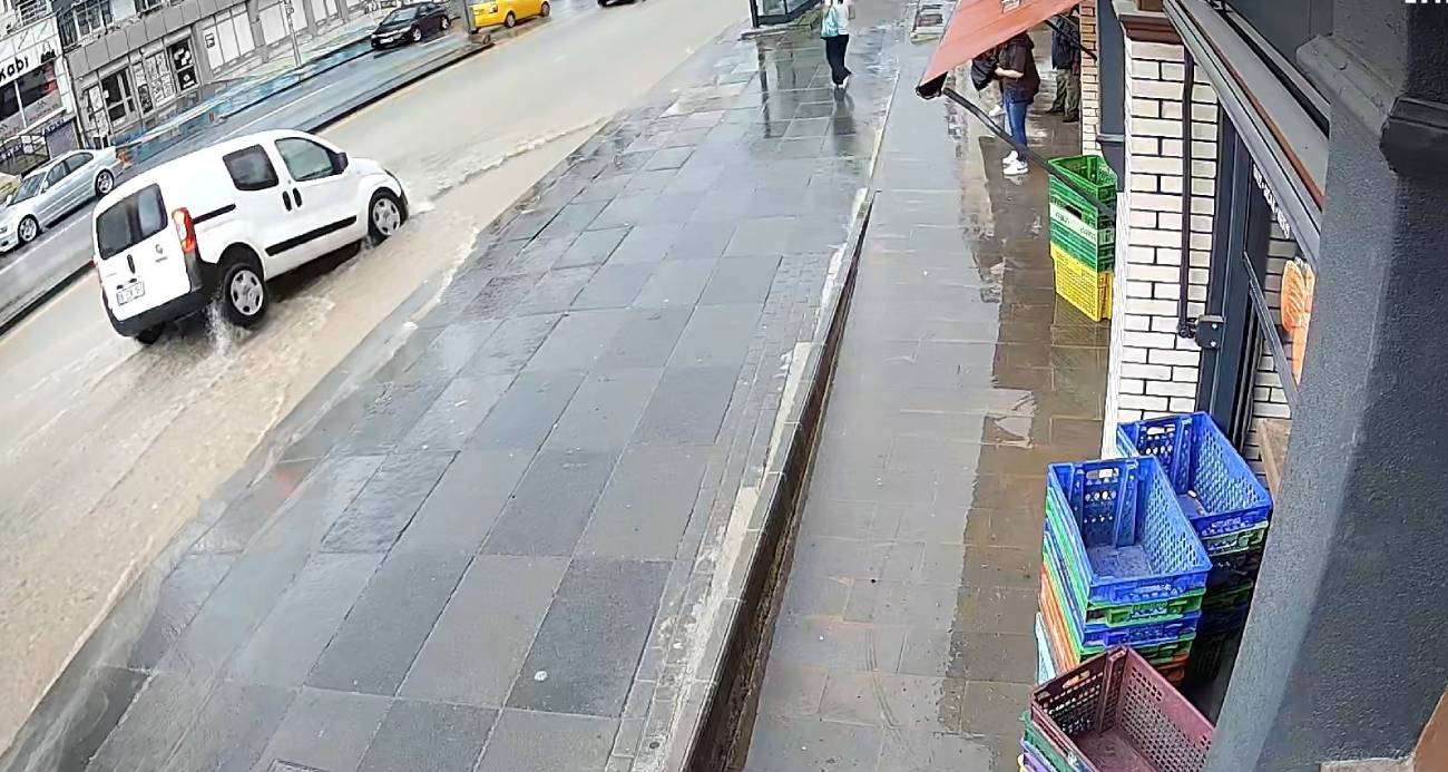 Ankara’da sağanak yağıştan dolayı çöken yola düşen araç güvenlik kamerasına yansıdı