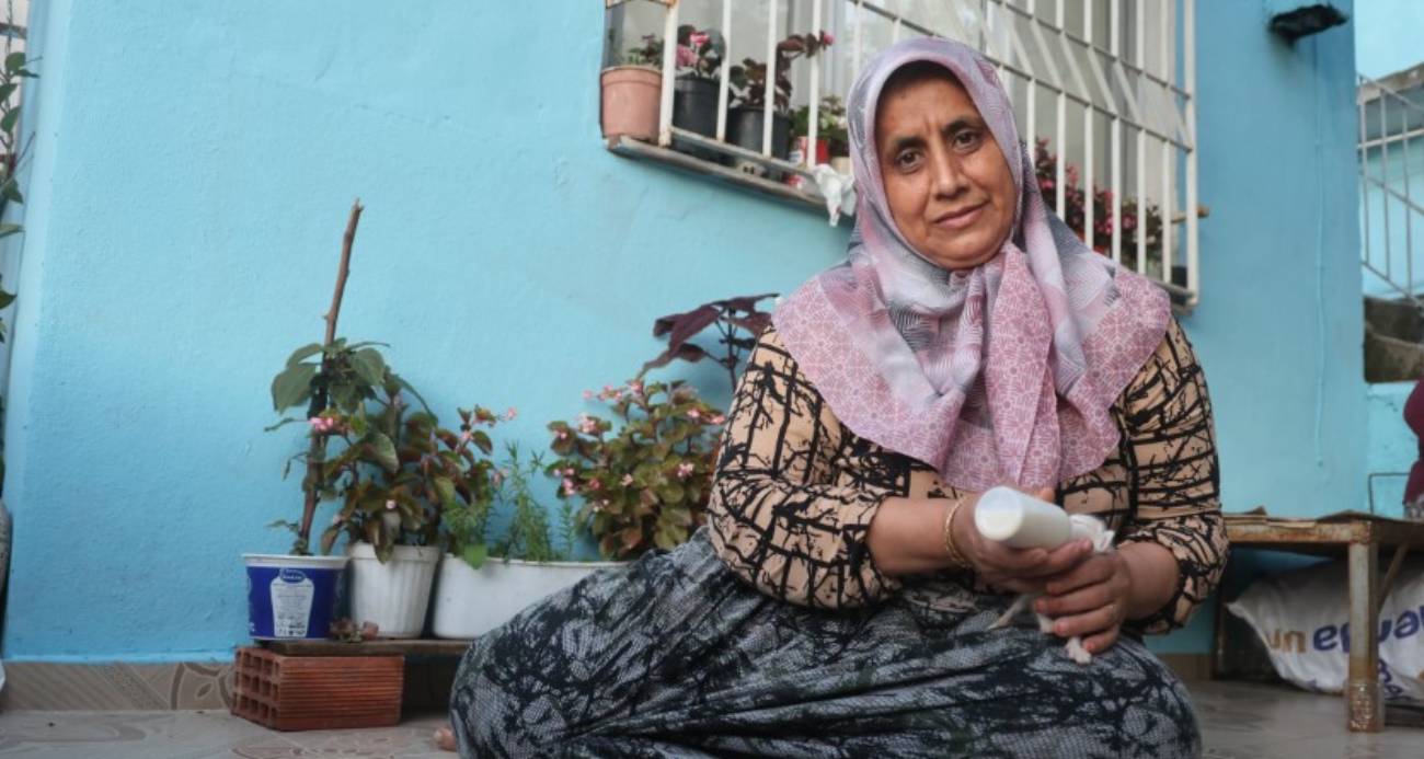 Anneleri telef olan yavru kedileri merhametiyle büyüten kadın, hayvanları biberonla besliyor