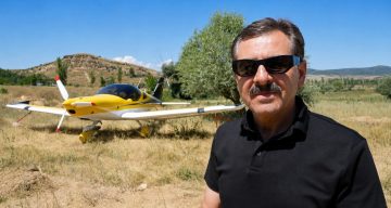 Annesine verdiği sözü tuttu, köyüne uçakla geldi