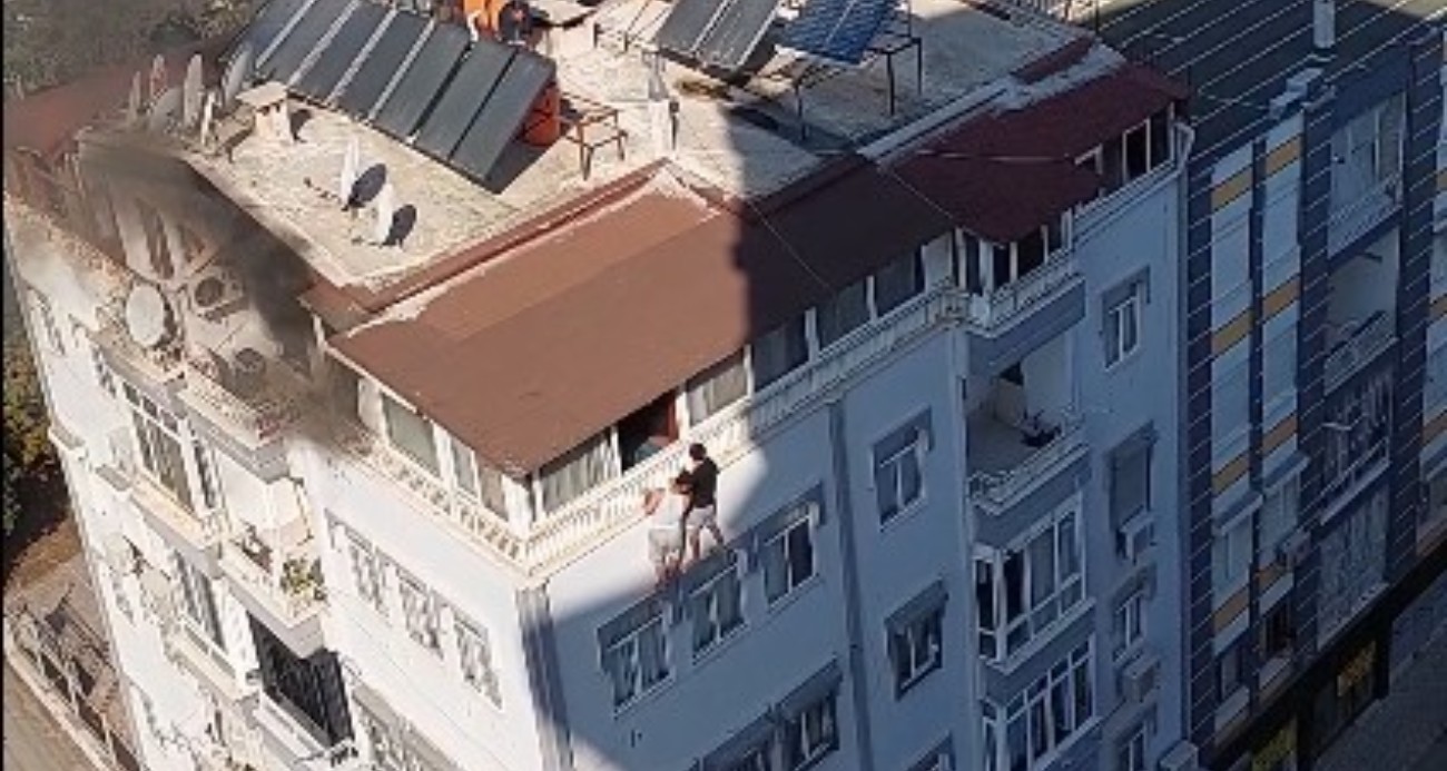 Antalya’da 5 katlı binanın terasındaki yangında can pazarı