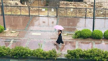 Antalya’da aniden bastıran yağmur, tatilcilere temmuz ayında şemsiye açtırdı