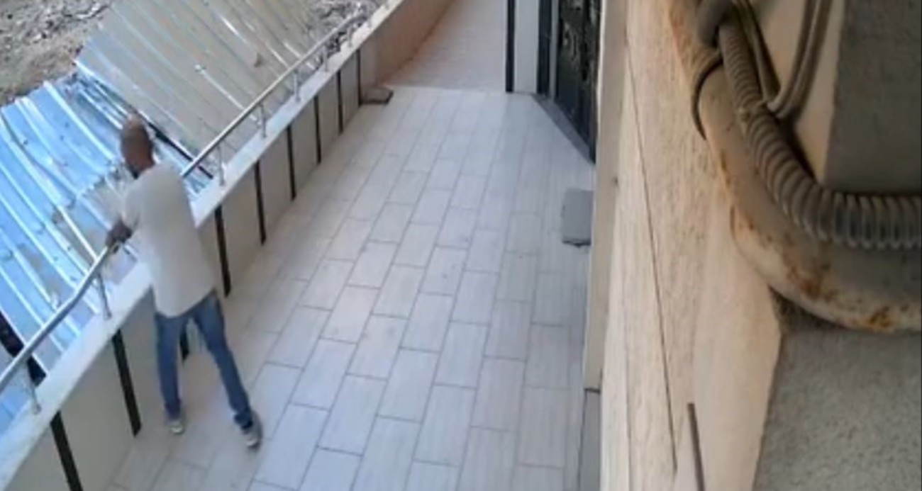 Avcılar’da bahçedeki tırabzanlarını söküp çalan hırsızlar kamerada