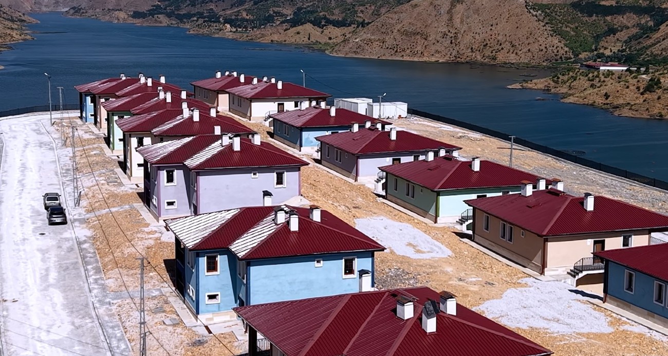 Bakan Kurum, Adıyaman’da depremden sonra inşa edilen köy evlerini paylaştı
