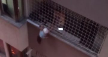 Balkon filesinde asılı kalan çocuğunu düşmesin diye dakikalarca tuttu