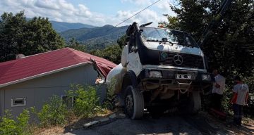 Beton mikseri evin çatısına düştü: Faciadan dönüldü