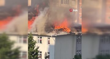 Beylikdüzü’nde ortaokulun çatısı alevlere teslim oldu