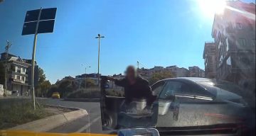Beylikdüzü’nde trafik magandası taksicinin önünü kesip aracını yumrukladı