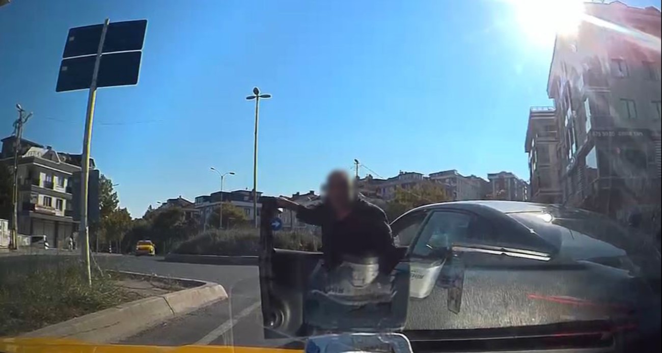 Beylikdüzü’nde trafik magandası taksicinin önünü kesip aracını yumrukladı