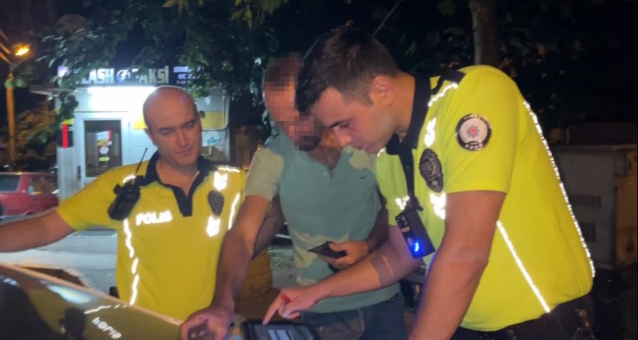 Bisikletiyle polislerin yanına geldi, 20 kat alkollü çıktı, kameraya şarkı söyledi