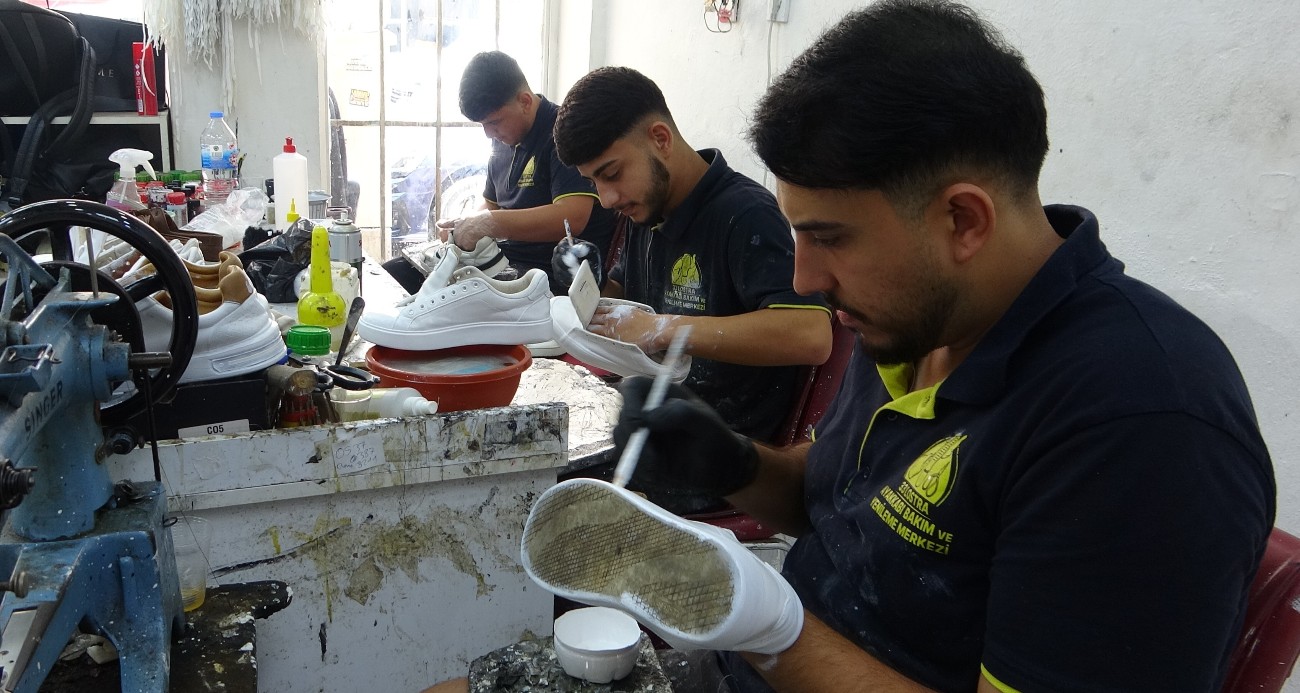 Bu da modern ayakkabı tamircisi: Babadan kalma mesleğini artık milyonlar izliyor, her ilden talep geliyor