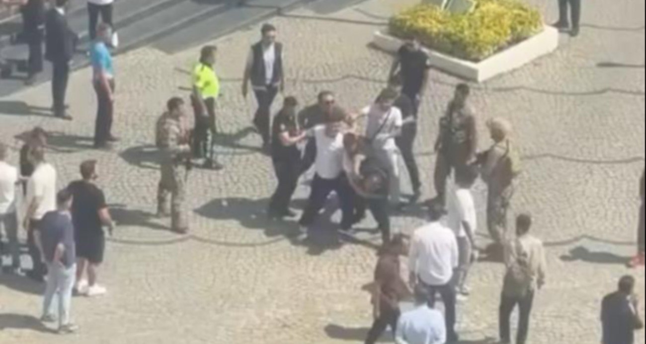 Bursa’da adliye önünde ortalık savaş alanına döndü: Masa ve sandalyeler havada uçuştu