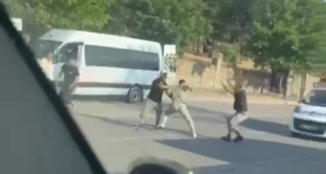 Cadde ortasında dehşet anları: Demir sopalarla darp ettiler
