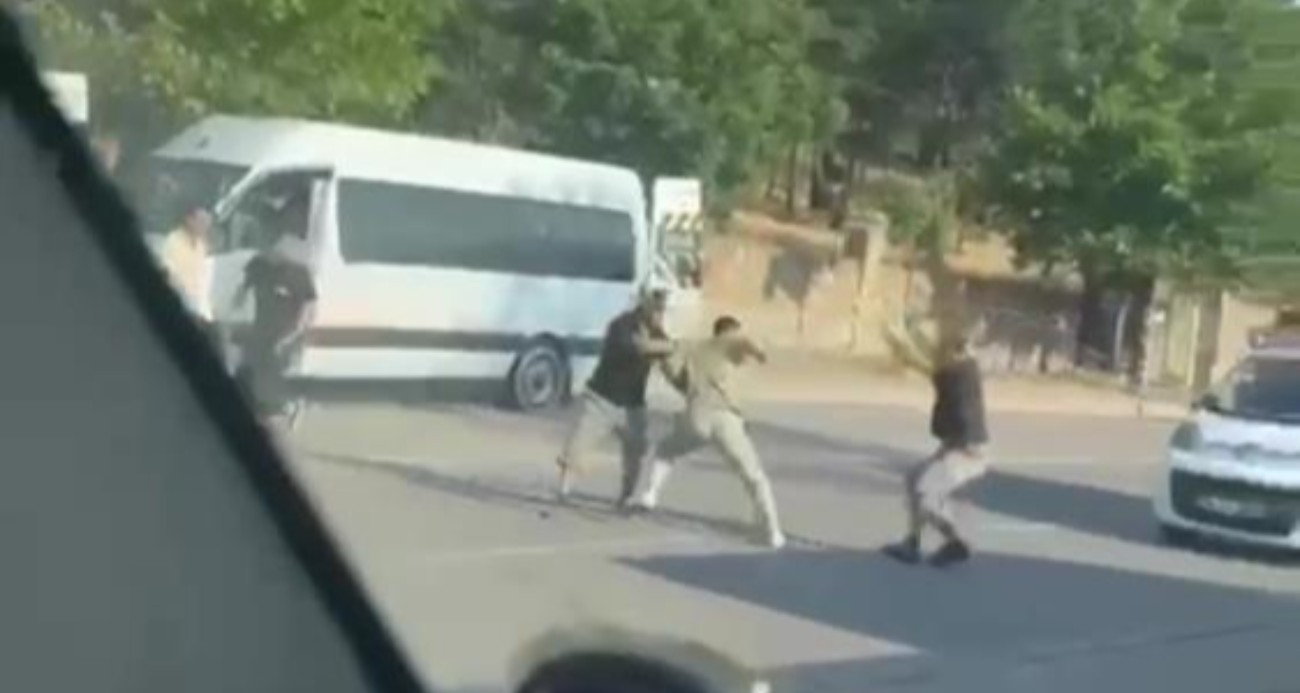 Cadde ortasında dehşet anları: Demir sopalarla darp ettiler