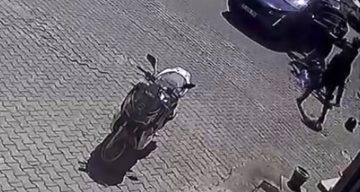 Çukurdan kaçmak için yavaşlayan motosikletliyi böyle darp etti