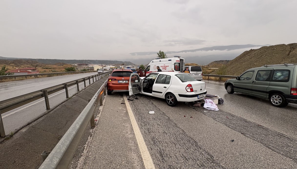 D100’de sağanak trafik kazalarını beraberinde getirdi: Ölü ve yaralılar var