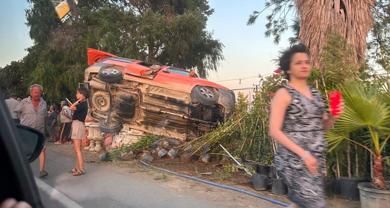 Datça’da korkutan kaza: Devrilen araç iş yerlerine metreler kala durdu